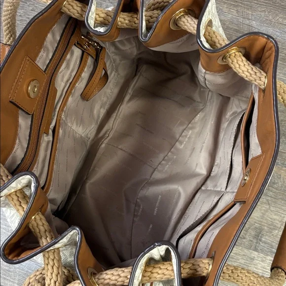 Michael Kors Marina Large Drawstring Tote – Vanilla Signature ⚓️